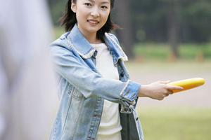 専用のグローブを利用してプレーする